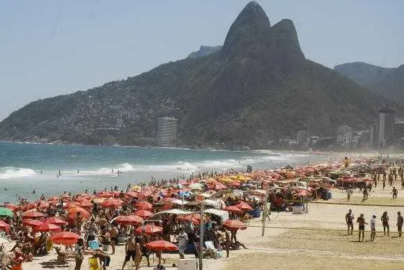 Médicos recomendam uso de filtro solar para quem vai tomar banho de mar sob sol 