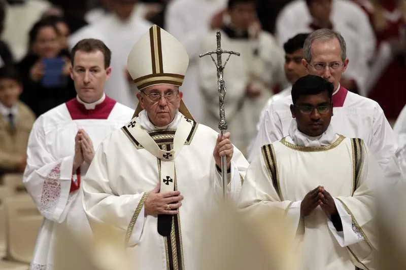 Papa Francisco na basílica de São Pedro, durante a Missa do Galo, neste sábado (24).