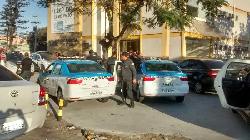 Os policiais militares posicionados em uma das etapas da Operação Constantino II em Cabo Frio