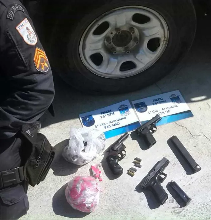  As armas e as drogas foram levadas para a delegacia de Araruama