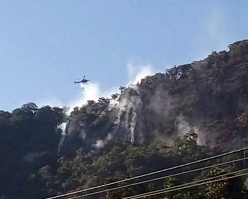 Helicópteros foram usados para apagar chamas na área onde aconteceu o incêndio no parque