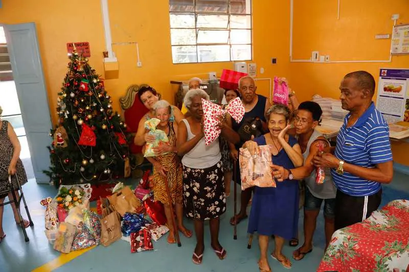 Voluntárias juntaram pedidos de 56 idosos e fizeram as doações