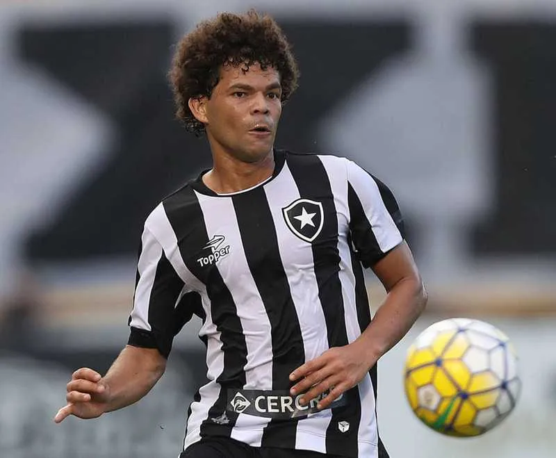 Camisa 10 do Glorioso, Camilo foi um dos pilares do clube na campanha que garantiu a classificação para a Libertadores de 2017