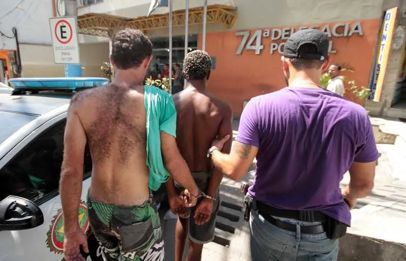 Do Sal foi preso com arma e drogas. Russo estava com’ radinho’