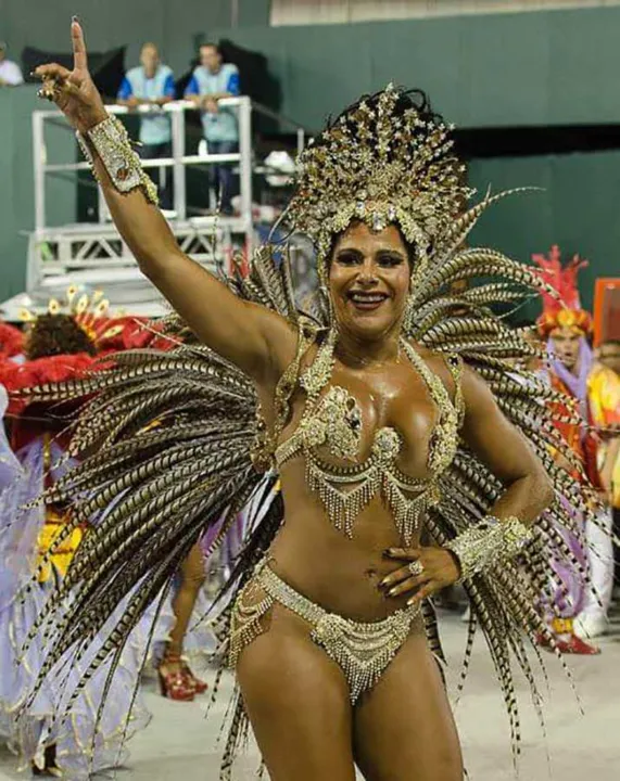 Com enredo sobre o centenário do samba, a Acadêmicos do Cubango está investindo pesado em trazer para o seu carnaval 2017, um time de grandes sambistas. E seguindo à risca esse objetivo, a agremiação de Niterói apresenta Ângela dos Santos, como a nova rainha da ala de Passistas da tradicional verde e branca. Há oito anos brilhando no mundo do samba, a atual rainha de Bateria já foi passista da Beija-Flor e da Viradouro.  "Eu não consigo desfilar por desfilar... o meu coração bateu forte.