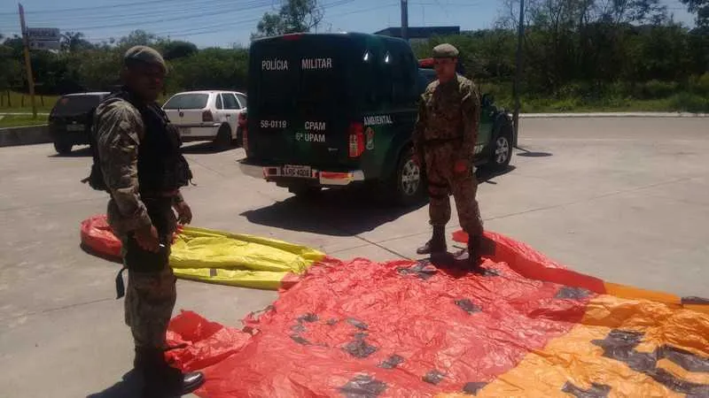 Os policiais apreenderam o balão após fuga de motoqueiros