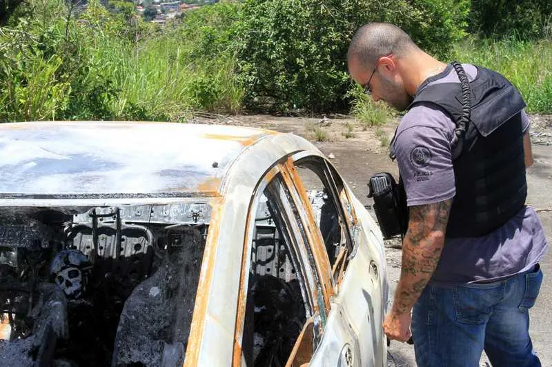 Polícia investiga se os corpos encontrados dentro de um carro em Maria Paula são das vítimas