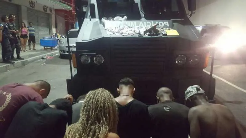 Com os suspeitos, agentes apreenderam uma arma e drogas