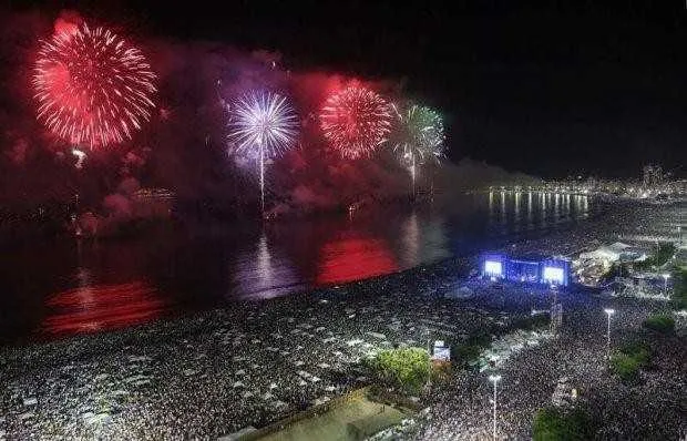 A prefeitura de Cabo Frio manteve a tradicional programação de queima de fogos na Praia do Forte