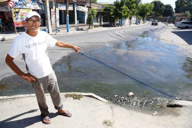 Abraão tentou desobstruir a galeria, mas o problema continua