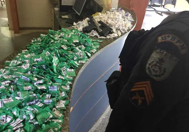 Na operação, ainda foram apreendidas pistolas e drogas