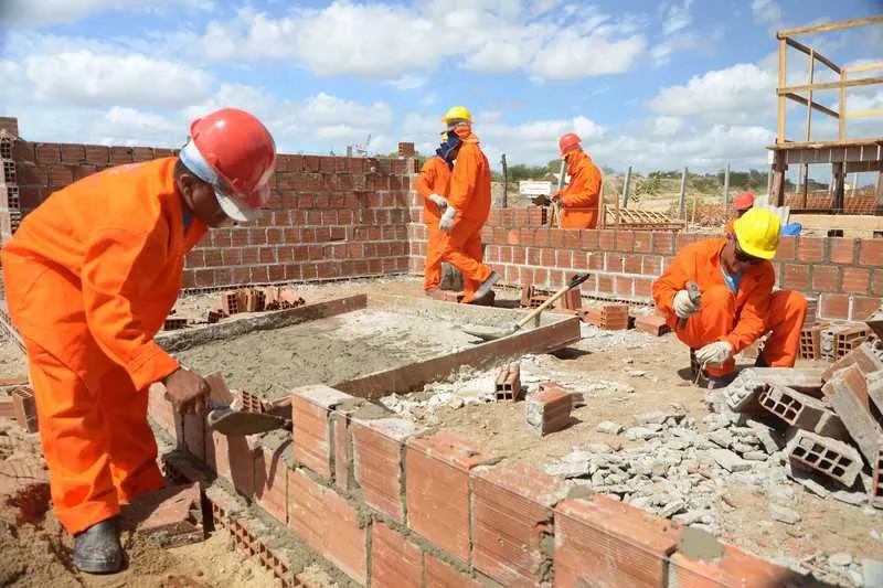 No município de São Gonçalo, são três oportunidades de empregos para os serventes de obras