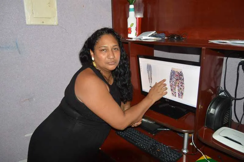  A designer gráfico Shirlei Patrícia produz estampas e vende em loja online em site de produtos da China para o mundo

