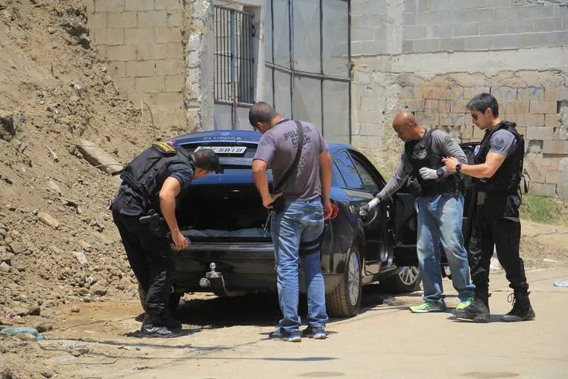  Policiais da DH informaram que o carro havia sido roubado de um motorista do Uber, em Niterói