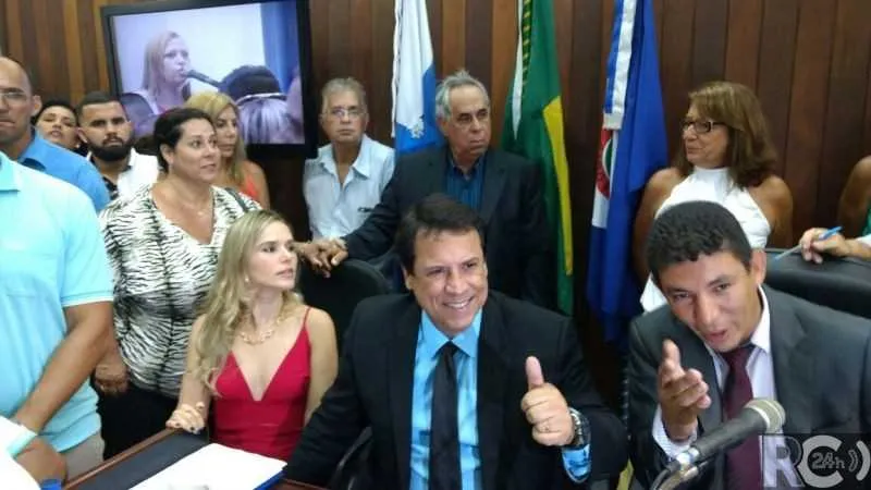 Marquinho Mendes e Rute Shuindt tomaram posse, na manhã de ontem, na Câmara de Vereadores

