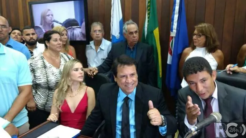 Marquinho Mendes e Rute Shuindt tomaram posse, na manhã de ontem, na Câmara de Vereadores

