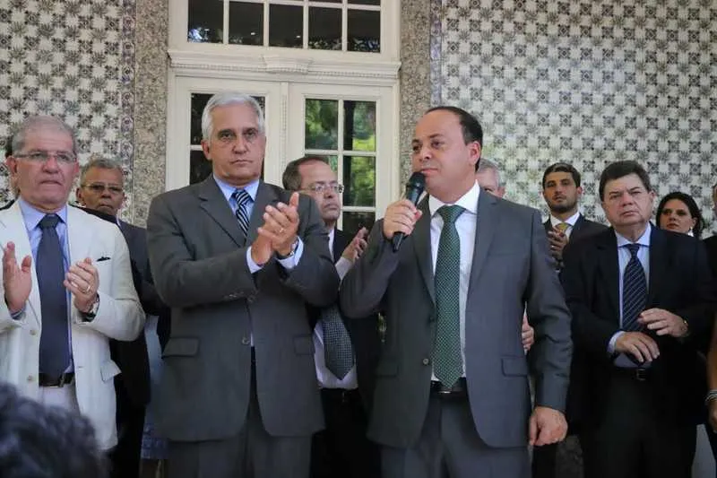  Comte (à esquerda) apesar de não empossado, participou da posse do prefeito e dos secretários