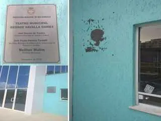 Parede do teatro ficou com a marca do cimento que fixou a placa, cujo furto foi registrado na 72ª DP