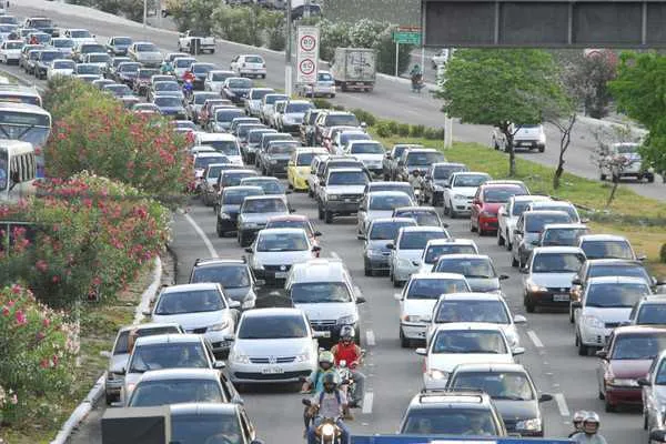 Até às 11h30 desta segunda (02), 20 mil veículos passaram pela rodovia e a previsão é de 42 mil veículos até a meia-noite.
