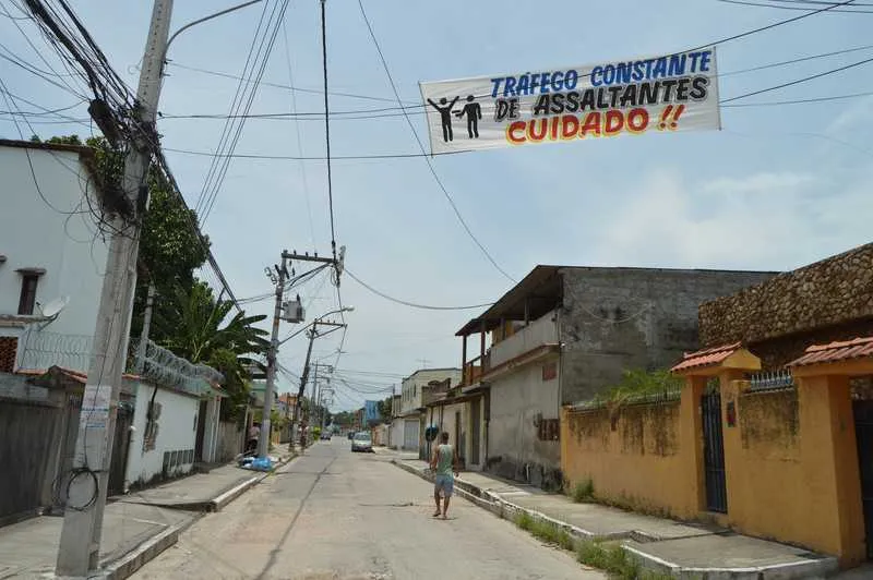 Moradores do Coelho estenderam faixas em ruas do bairro para chamar a atenção das autoridades sobre a falta de segurança