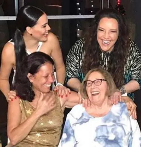 A virada foi em clima familiar para Leticia Lima e Ana Carolina. A atriz e a cantora passaram o réveillon com as mães, e as quatro posaram juntas. A cantora compartilhou através de seu perfil no Instagram uma foto onde elas aparecem sorridentes. "Quatro réveillon, quatro forças, quatro mulheres e quatro caipirinhas porque ninguém é de ferro. Feliz 2017". Já Leticia publicou uma imagem das mãos entrelaçadas das quatro mulheres. 