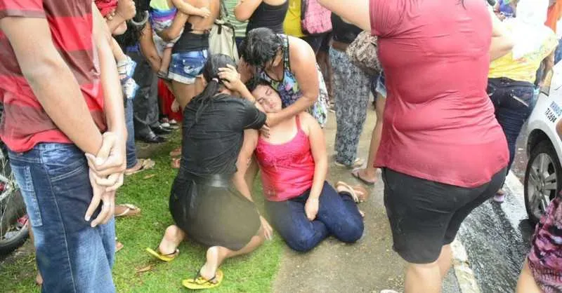 Imagem ilustrativa da imagem Desmaio, choro e falta de informação: o drama dos familiares dos presos em Manaus