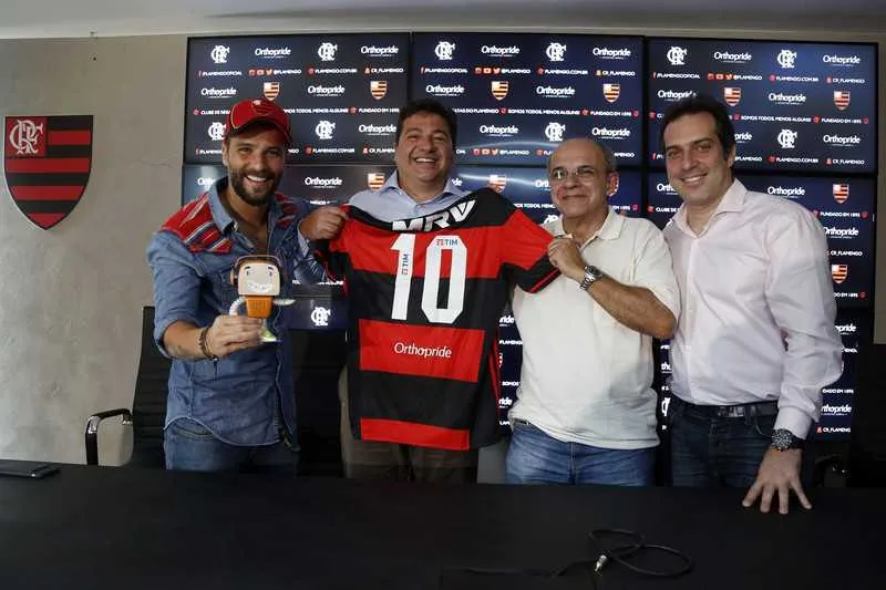  Bandeira de Mello exibe marca de patrocinador da base do clube