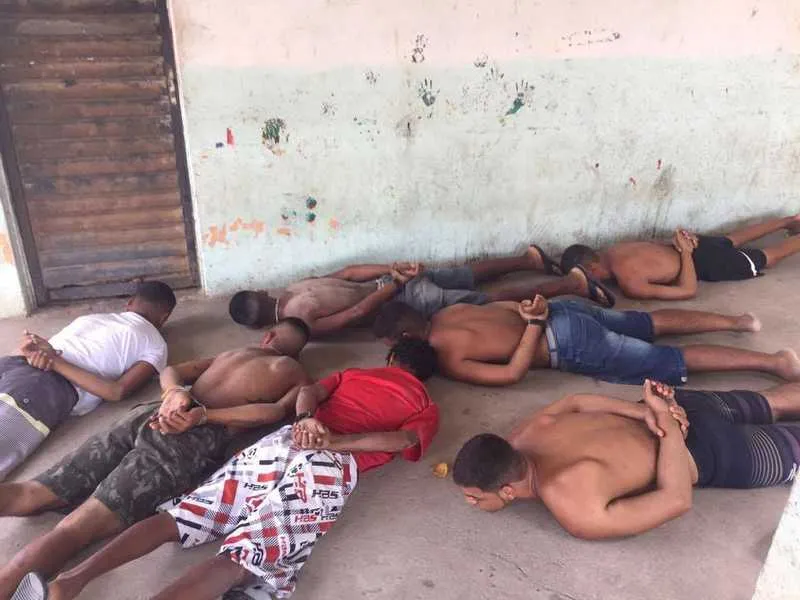Grupo foi flagrado com armas e grande quantidade de drogas