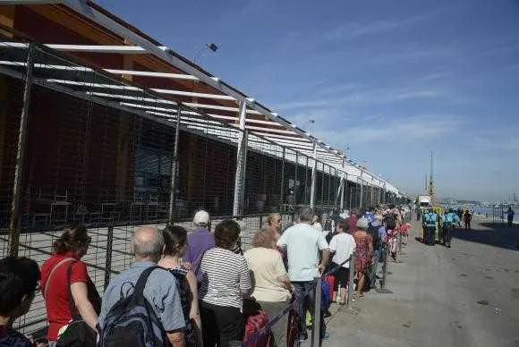 Turistas enfrentam longas filas sob o sol após desembarcarem no porto do Rio 