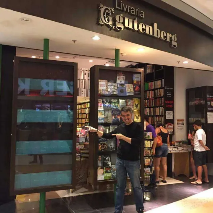 Com o livro divulgado também nas redes sociais, Vitor espera alcançar, além de amigos, familiares e estudantes, muitos "não-leitores".  