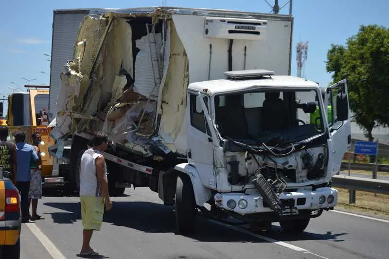 Caminhão tombou na BR-101, na altura de Itaúna, e interditou as pistas no sentido Itaboraí