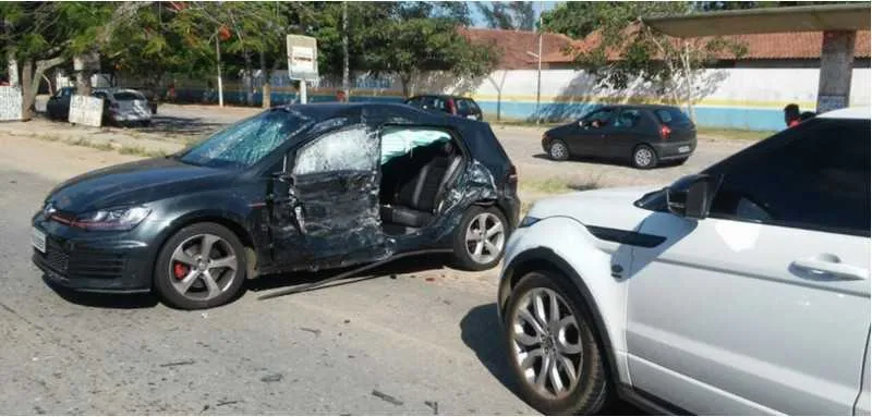 O motorista fez a ultrapassagem, mas acabou tendo a lateral do carro atingido por um caminhão