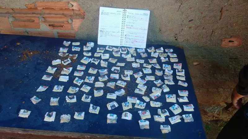As drogas e o caderno de anotações do tráfico encontrados pela Polícia Militar em Cabo Frio