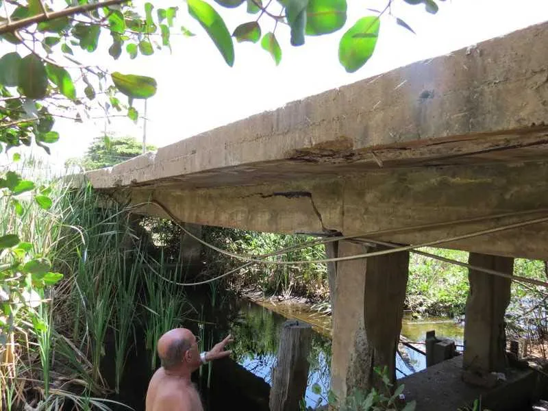 Na parte de baixo da estrutura, é visível que as condições de sustentação são berm precárias
