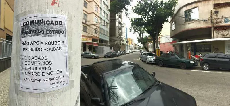  Cicatriz, chefe do tráfico no Morro do Estado, espalhou cartazes informando sobre a proibição de roubos no entorno da comunidade


