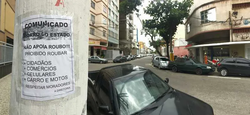  Cicatriz, chefe do tráfico no Morro do Estado, espalhou cartazes informando sobre a proibição de roubos no entorno da comunidade

