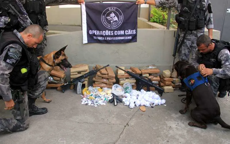 Policiais militares apreenderam dois fuzis, uma pistola e grande quantidade de drogas no Morro do Cavalão, onde Uriel acabou preso em flagrante por tráfico de drogas
