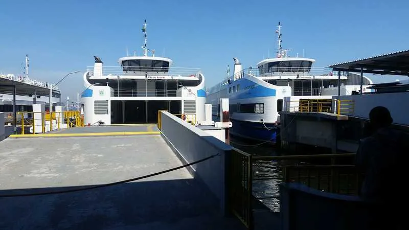Um passageiro registrou duas das três embarcações refrigeradas atracadas na estação de Niterói, ainda no horário de pico. 