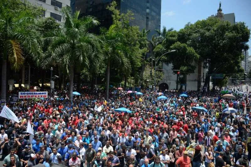 Imagem ilustrativa da imagem Servidores do Rio protestam contra atraso de salários