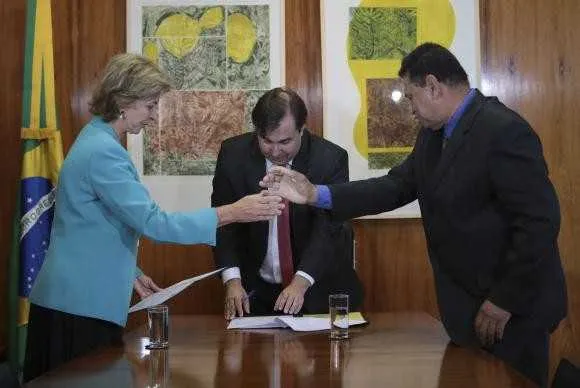 Rodrigo Maia empossou mais dois deputados substitutos ontem