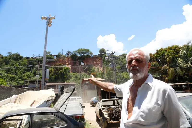 Durval mostra parte do morro que desabou em 2010 e as sirenes