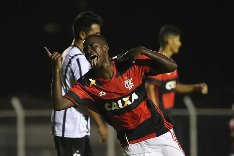 Após enlouquecer a zaga adversária, Vinícius Júnior comemorou seus dois gols marcados