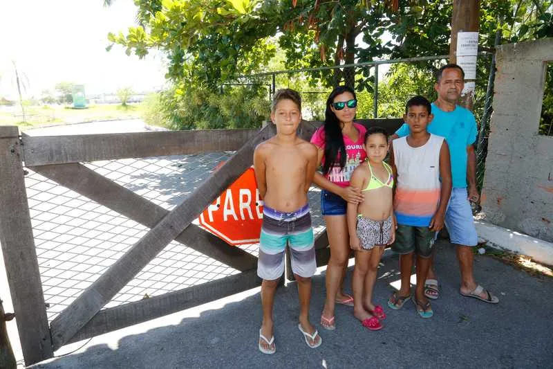 “Só queríamos conhecer o Piscinão”. A frase é da turista do Espírito Santo, Cátia Nunes, de 30 anos. De férias com a família no município de Itaboraí, onde moram seus familiares, ela foi visitar o Piscinão de São Gonçalo pela primeira vez e ficou decepcionada.

