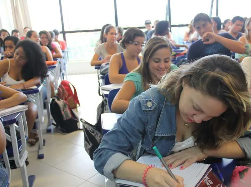 A prova terá duração de três horas, sendo constituída de redação e outras questões objetivas