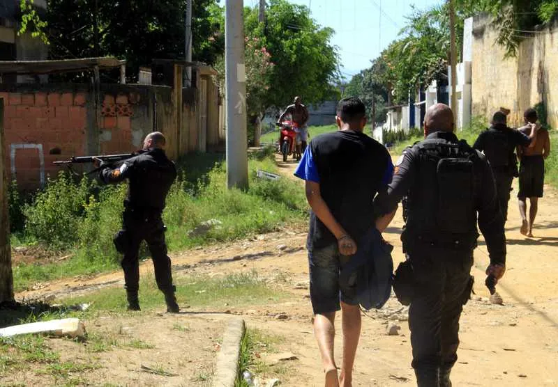 Na ação, que se estendeu ao Jardim Catarina, agentes capturaram quatro suspeitos com drogas