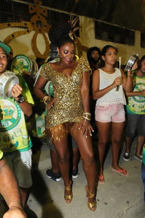 
Quinta-feira foi dia de samba! Cris Vianna mostrou estar pronta para arrasar na Sapucaí à frente da bateria da escola de samba Imperatriz Leopoldinense, em ensaio no dia 05. Brilhando, literalmente,  na quadra da agremiação, na Zona Norte do Rio, a atriz estava acompanhada do namorado, Luiz Roque. 