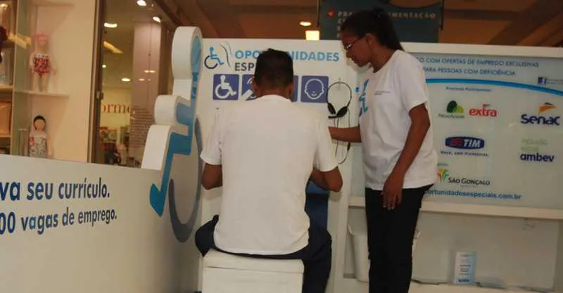 Para as pessoas com deficiência, o maior número de vagas é para função de auxiliar de depósito

