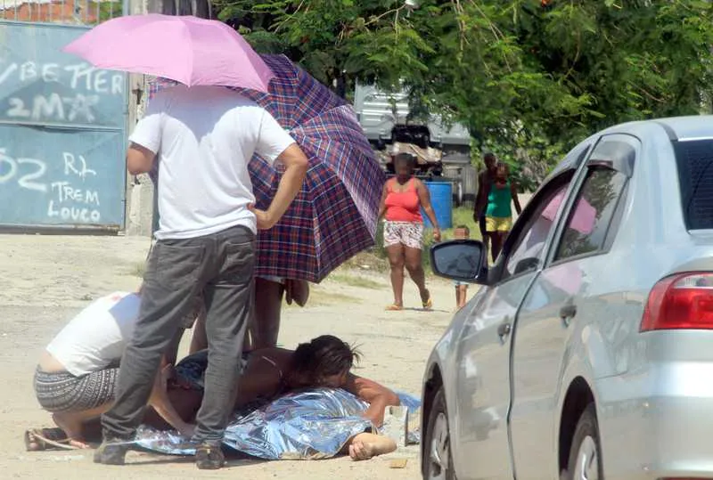 Mãe se desespera com assassinato .do filho no bairro do Colubandê