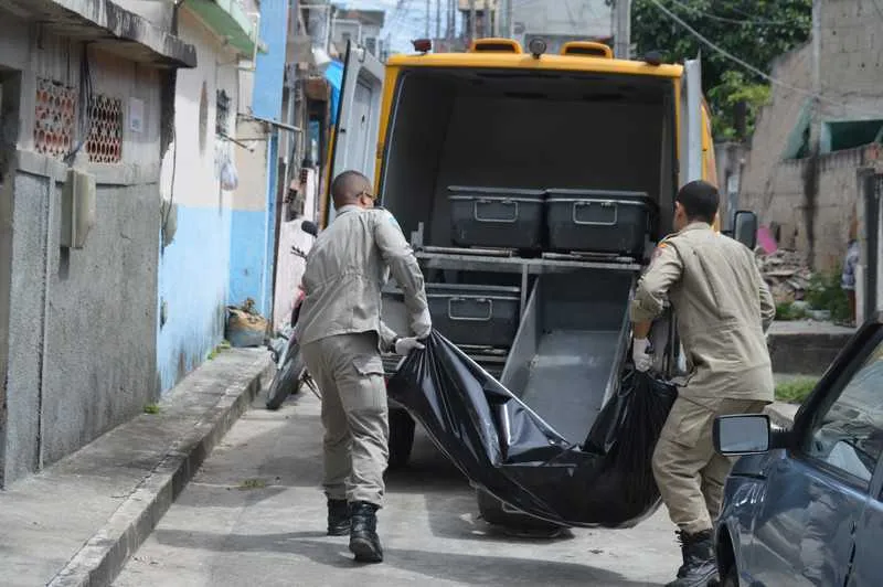 Bombeiros retiraram o corpo do local e o encaminharam para o Instituto Médico Legal de Tribobó