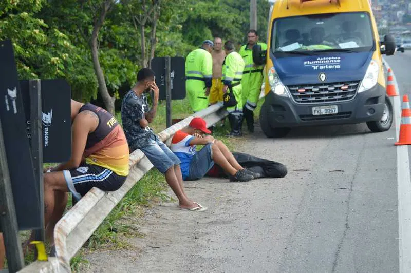 Homem morre ao cair de moto em acidente na Rodovia Niterói-Manilha